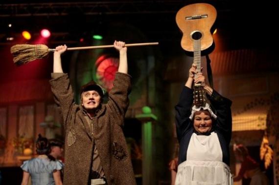 Charlie (Xander Steyn) en Alice (Saskia Breedt) in Stasionêr.